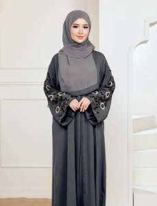 Abaya de style Dubaï, qualité supérieure, avec des détails de perles sur les manches, tissu riche avec une fluidité luxueuse et une finition élégante, 2026 - Product Image 2