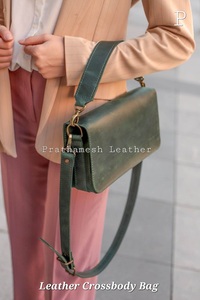 Bolso cruzado de cuero clásico Accesorio atemporal Correa ajustable Cuero suave Tono neutro Larga duración Diseño refinado tendencia - Product Image 3