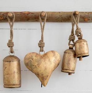 Ornement de Noël suspendu en métal doré antique, design personnalisé, finition rustique, décoration de Noël pour arbre de Noël - Product Image 1