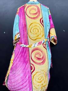 Robe kimono en soie crêpe de luxe pour femmes |   Imprimé floral fait main, col en V, taille élastique, manches courtes |   Printemps-Été Front - Product Image 6