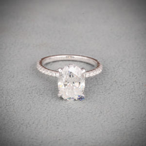 Lujoso anillo de compromiso de halo de diamante cultivado en laboratorio de corte ovalado y redondo, anillo de bodas de plata de ley 925 - Product Image 1