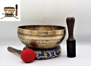 Grand bol chantant tibétain gravé Mantra en laiton avec coussin en soie rouge et maillet en bois pour thérapie par le son. - Product Image 6