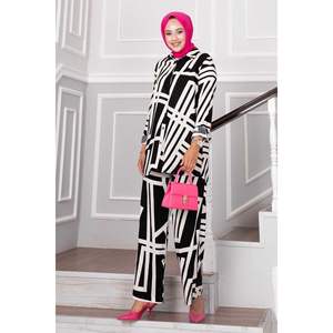 Ensemble hijab rayé en viscose 2 pièces noir pour femmes, Turquie - Product Image 1