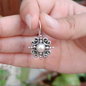 Pendientes Colgantes de Perlas de Agua Dulce Plateadas Hechos a Mano con Diseño Floral, Joyería de Perlas, Regalo Nupcial para Ella - Product Image 2