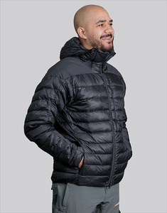 Chaqueta acolchada de poliéster acolchada ligera para hombre con cuello levantado, logotipo OEM personalizado, prendas de vestir de invierno, abrigo frontal hecho en Pakistán - Product Image 2