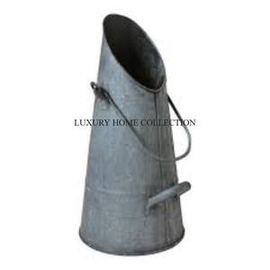 Seau à charbon en métal robuste mais léger avec un bec facile à verser pour une distribution contrôlée du charbon dans les grilles - Product Image 2