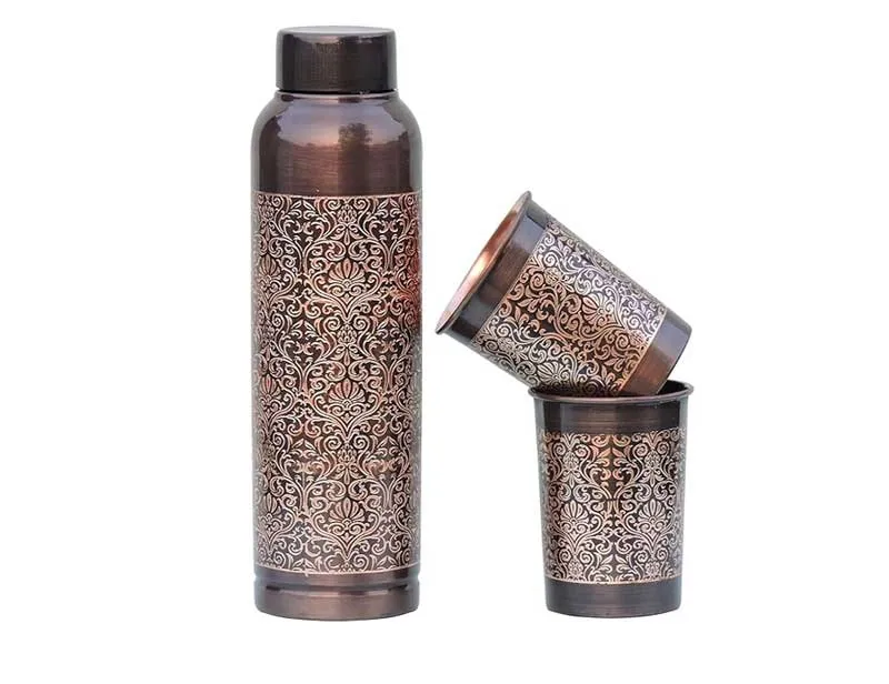 Saf bakır su şişesi sağlık faydaları Acube Indus tarafından Ayurveda sağlık faydaları üreticisi ile kazınmış su şişesi