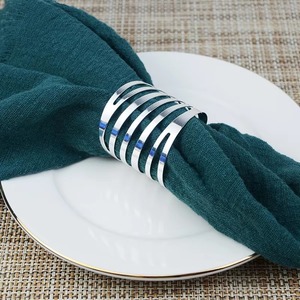 Anneaux de serviette en métal BRUSHSTROKE BLISS - Design classique, écologiques, durables, ajoutent une élégance intemporelle aux tables à manger pour les mariages - Product Image 1