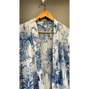 Kimono floral en coton fait main, léger, style bohème, sans col, personnalisable, respirant, idéal pour les loisirs et les voyages. - Product Image 3