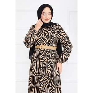 Robe modeste en crêpe ceinturée à motif zèbre Hijab en crêpe noir avec un motif unique à imprimé zèbre - Product Image 3