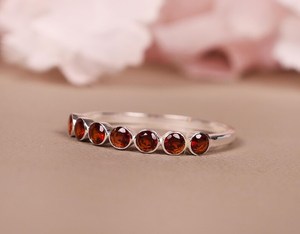 Anillo de Media Eternidad con Granate, Anillo de Boda Apilable de Oro, Joyería Elegante con Piedras Preciosas para Mujer - Product Image 6