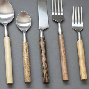 Ensemble de couverts de luxe en métal avec poignée en bois d'acacia poli miroir pour la maison et les hôtels ensembles de couverts de vaisselle - Product Image 3