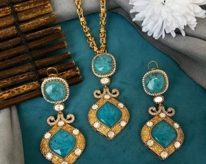 Bellissimo doppietto ciondolo Polki Kundan con orecchini con smalto oro opaco Set di gioielli alla moda - Product Image 1