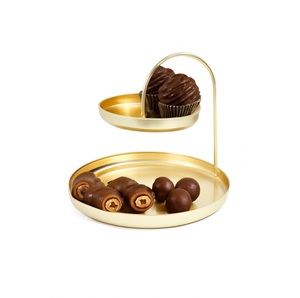 Présentoir à gâteau décoratif en métal doré améliore l'attrait visuel de vos cupcakes, transformant chaque friandise en un point culminant - Product Image 1