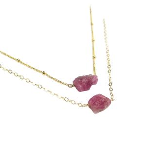 Pierre précieuse rubis émeraude saphir guérison irrégulière arc-en-ciel naturel cristal trempé roche pierre brute pendentifs collier - Product Image 1