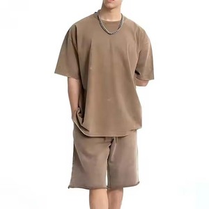ชุดเซ็ตเสื้อยืดและกางเกงขาสั้นลำลองสำหรับผู้ชาย ผ้าโพลีเอสเตอร์ OEM ระบายอากาศได้ดี พิมพ์โลโก้ได้ตามต้องการ เหมาะสำหรับฤดูร้อน - Product Image 2