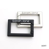 Mousqueton personnalisé rectangulaire plat avec logo, boucle carrée en métal ouvrable, fermoir à anneau à ressort noir mat en émail souple