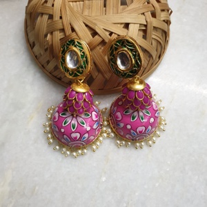 Boucles d'oreilles Jhumki peintes à la main roses en alliage de zinc - Product Image 1