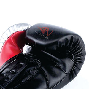 นวมชกมวยไทยคุณภาพสูง ปักโลโก้ได้ตามต้องการ สำหรับฝึกซ้อมและแข่งขัน ระบายอากาศได้ดี บุผ้าฝ้าย ผลิตจากหนังวัวแท้ - Product Image 6