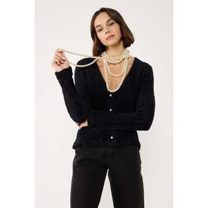 Cárdigan de punto suave con botones de perlas - Product Image 5