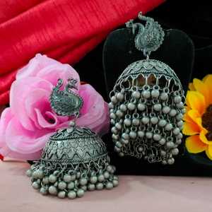 Jhumkas oxydées à breloque traditionnelle de qualité supérieure avec clous de paon clous en forme de paon Jhumkas boucles d'oreilles traditionnelles indiennes pour femmes - Product Image 1