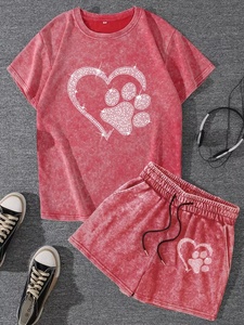 Ensemble T-shirt et short rose tie-dye à motif cœur et empreinte de patte, col rond, tenue décontractée d'été pour homme, 100 % coton tricoté respirant - Product Image 1