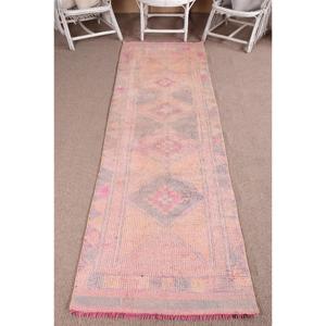 Tapis turc vintage patchwork 2,9x9,9 pieds, avec envers en latex écologique, en laine Herki rose - Product Image 1