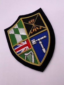 Insigne de logo en tissu personnalisé écussons brodés cousus sur des patchs de broderie avec bordure en tissu sergé adhésif Merrow - Product Image 2