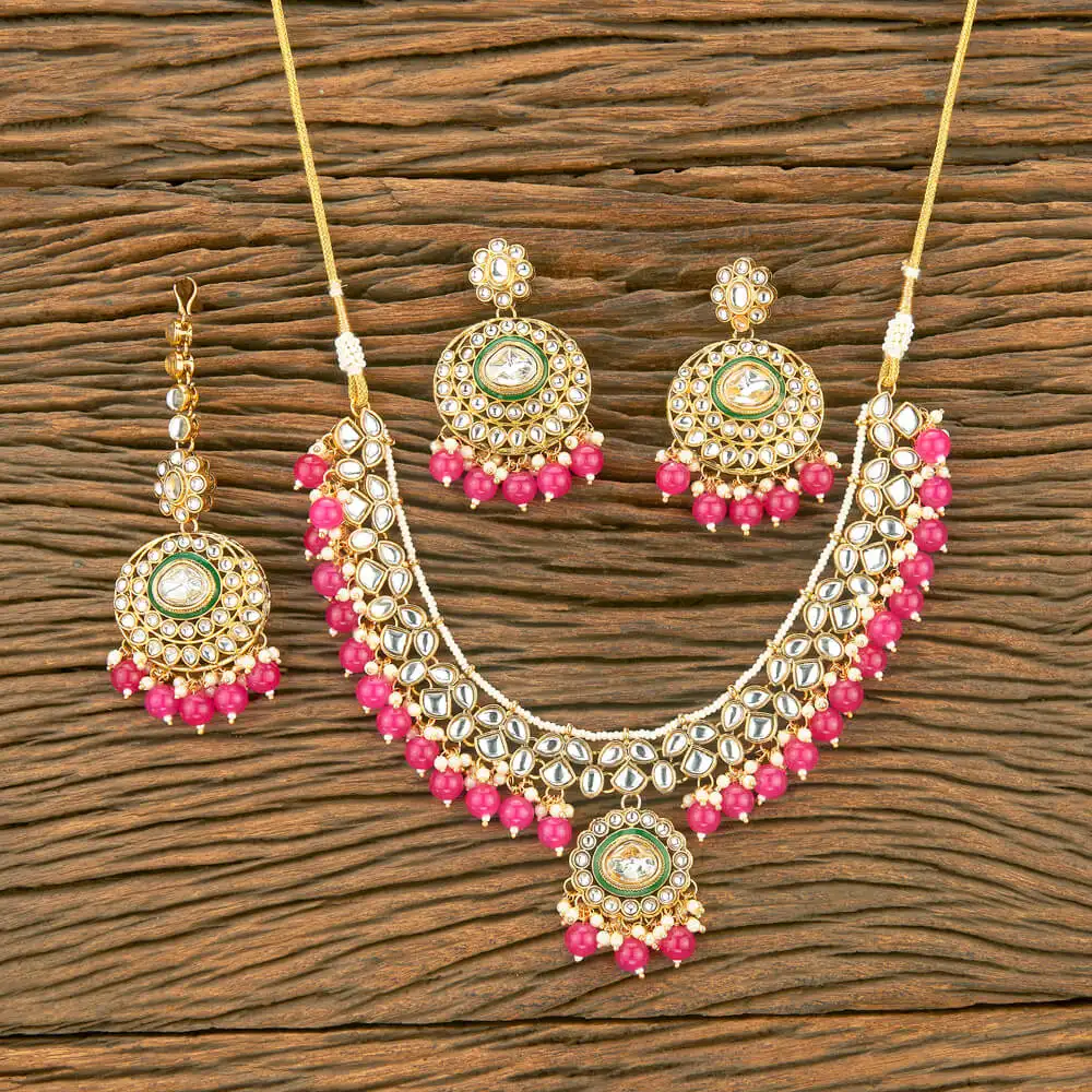 Vente en gros de bijoux artificiels de collier de perles de style Indo Western Kundan serti de placage à l'or