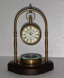 Reloj de mesa de latón único con brújula, base de madera, acabado antiguo, personalizado, al precio más bajo - Product Image 1