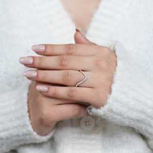 แหวนผู้ชายทรงโค้งประดับเพชรเลี้ยงในห้องปฏิบัติการทรงกลม ลายเรขาคณิต ความใส VVS ได้รับการรับรองจาก IGI ชุบโรเดียมบนแพลตตินัม - Product Image 4