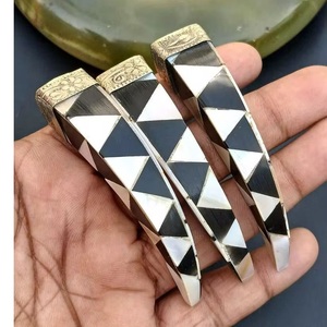 Pendentif artisanal en corne de buffle indienne écologique avec travail en laiton de qualité supérieure, motif amour - Product Image 2