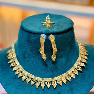 Conjunto de Collar Gargantilla con Diseño de Hoja Chapada en Oro con Aretes y Anillo a Juego |   Modelo de Imitación Tradicional India al por Mayor 23127 - Product Image 1