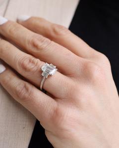 Anillo de Tres Piedras con Moissanita Corte Esmeralda de 10x8mm con Piedras Laterales de Moissanita Baguette, Chapado en Oro Blanco, Joyería de Compromiso y Boda - Product Image 4