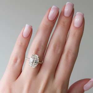 Anillo de moissanita ovalado alargado atemporal solitario inspirado en la vendimia de 5,6 quilates con cabeza oculta de pavé de HALO y banda de media eternidad - Product Image 1