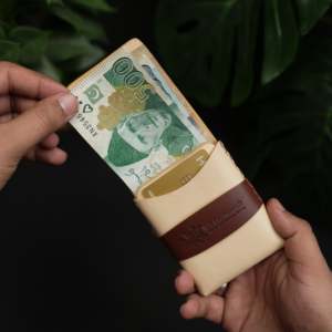 Non. Portefeuille minimaliste tout-en-un pour cartes de crédit 101, en cuir végétal tanné naturel brun, garantie 5 ans - Product Image 2