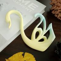 Statue de Cygne Artisanale Moderne en Résine de Qualité Supérieure, Figurine Artistique Sculptée, Écologique et Durable, Thème Artistique pour Décoration de Table
