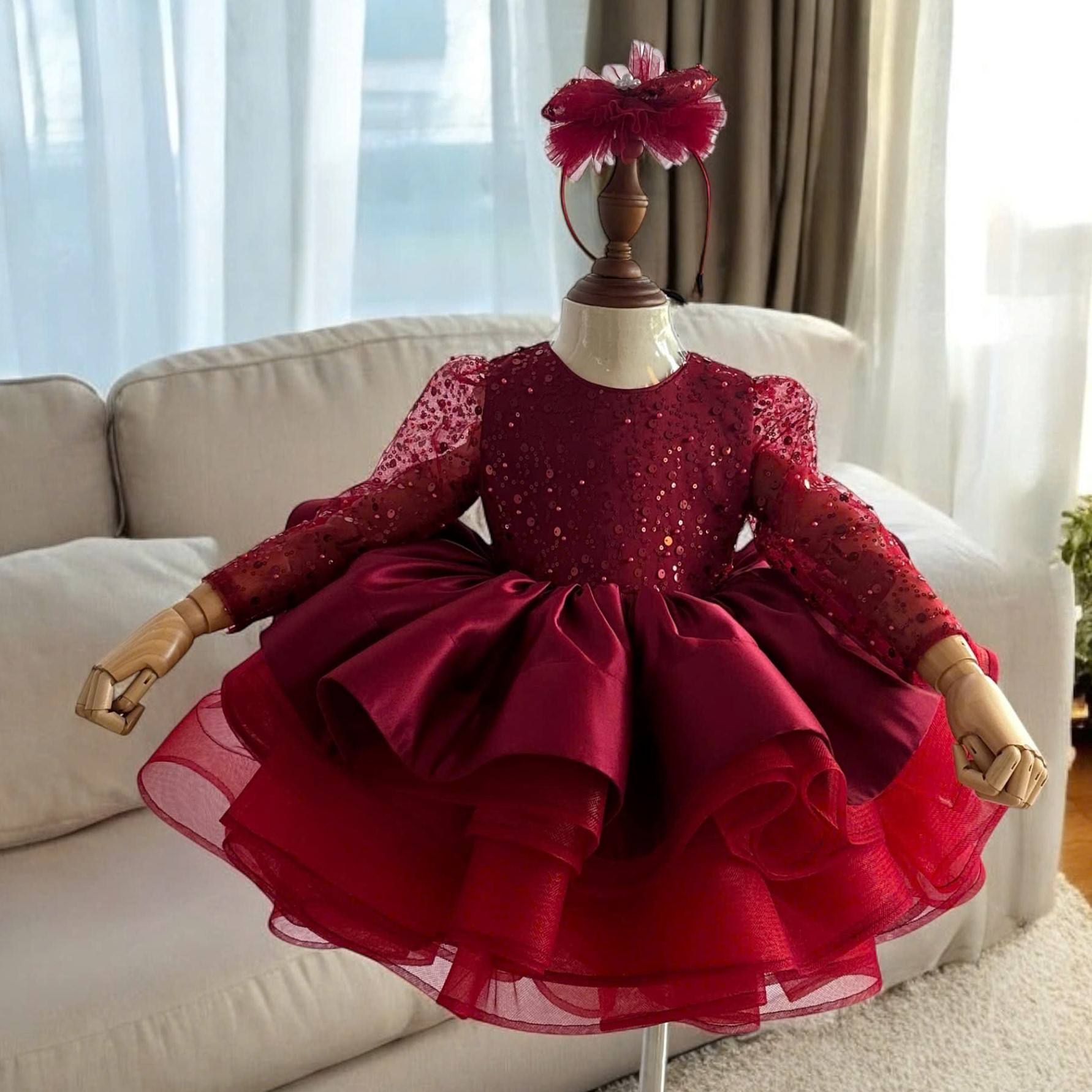 สีแดงเข้ม