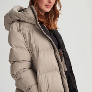 Chaqueta acolchada de poliéster con logotipo de diseño único totalmente personalizable para mujer Chaqueta acolchada de invierno para exteriores Moq bajo - Product Image 2