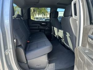 Clean Pre-owned 2023 Chevrolet Silverado 1500 Cabine d'équipe personnalisée RWD avec roues en alliage Système de navigation de siège en cuir Démarrage à distance - Product Image 6