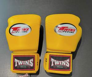 Gants de boxe en cuir de vachette de qualité supérieure, fabriqués sur mesure, qualité professionnelle A+, fermeture à boucle et crochet, entraînement quotidien de Muay Thai - Product Image 1