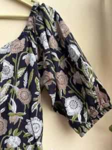 Vestido indio de algodón estampado de bloques a mano 100% algodón estilo casual con técnicas bordadas y decoración de borlas - Product Image 3