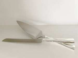 Ensemble de 2 couteaux à gâteaux de mariage en acier inoxydable avec finition polie élégante, parfait pour les célébrations et les anniversaires - Product Image 3