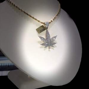 Comience su viaje con nuestro impresionante colgante de diamantes de moissanita de oro amarillo de 14KT perfectamente complementado con una cadena a juego - Product Image 1