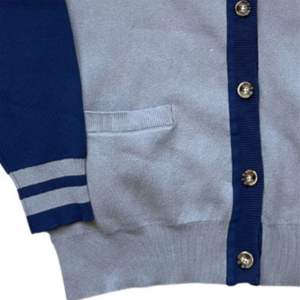 Cardigan à col en V de haute qualité en acrylique avec bouton brodé sur le devant pour les sororités du collège universitaire en hiver - Product Image 5