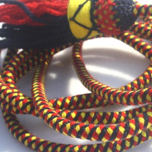 เชือกคล้องคอแบบสายรุ้ง หลากสี ทำจากอะคริลิกและขนสัตว์ พร้อมพู่ห้อยสองอัน สีแดง น้ำเงิน เหลือง หนา 8 มม. ยาว 2 เมตร เชือกตกแต่งสำหรับงานฝีมือ - Product Image 4