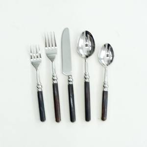 Juego de cubiertos de acero inoxidable multifuncional y ecológico de la colección Bright, con mango hecho a mano en color marrón hueso natural y acabado espejo. - Product Image 1