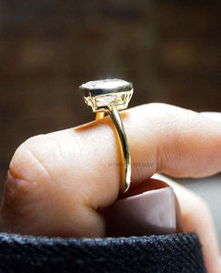 Bague de fiançailles en moissanite coupe coussin minimaliste pour femme en or massif 18 carats avec lunette et bague solitaire moderne et élégante - Product Image 4