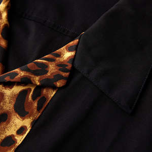 เสื้อเชิ้ตโบว์ลิ่งสีดำสไตล์วินเทจสำหรับผู้ชาย พร้อมลายเสือดาว แผงตัดสีแนวตั้ง ปกแบบ Notch Lapel และผ้าที่ระบายอากาศได้ดี - Product Image 5