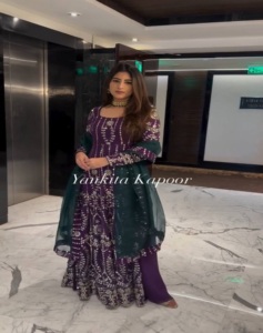 ชุดเดรสปักลายดอกไม้คลาสสิกสำหรับผู้หญิงดีไซน์ลำลองสั้นยาวถึงเข่าพร้อมเลื่อมเทคนิคการทอฟรีไซส์ - Product Image 1